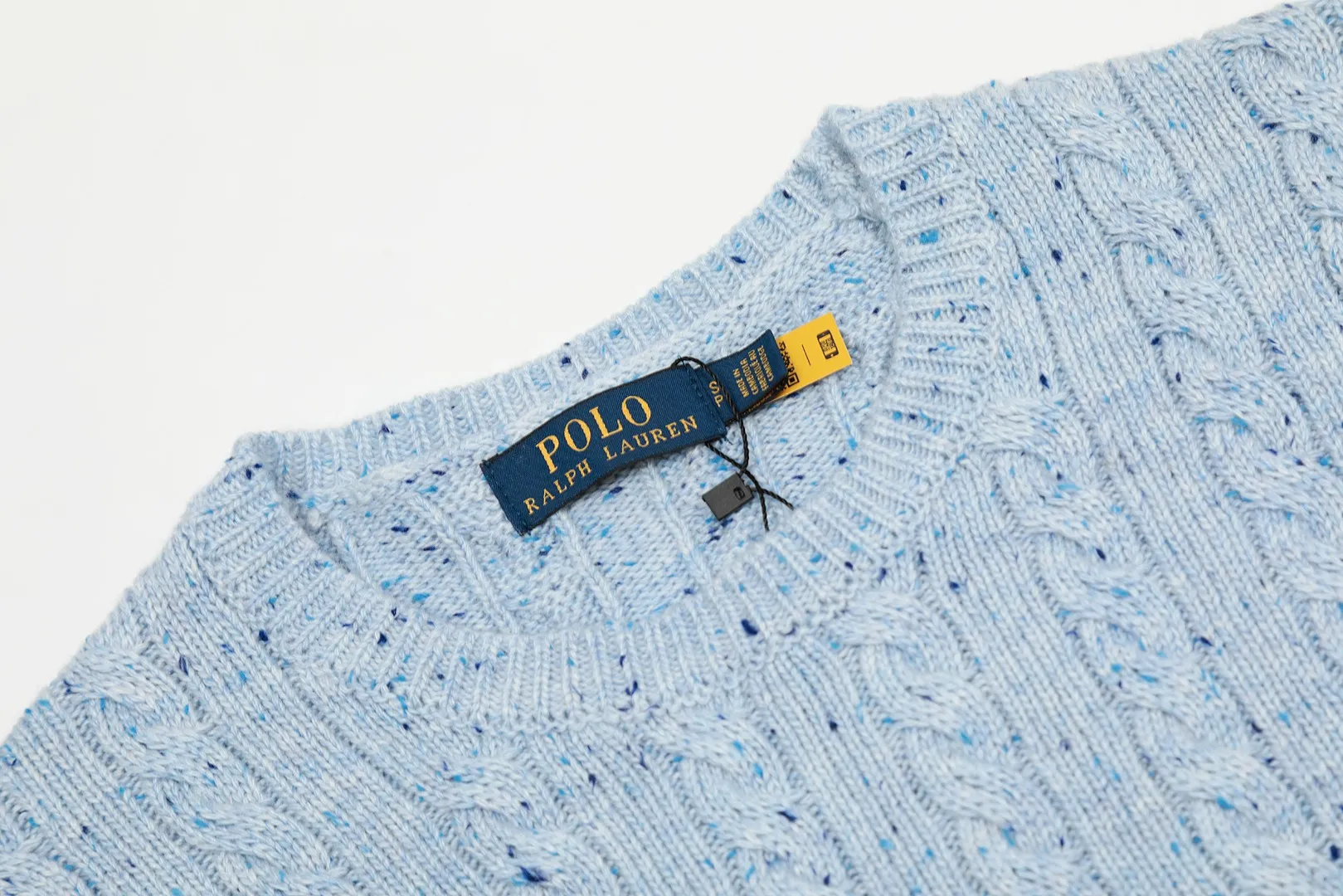 P220 Top quality" Style number: DS028# [Ralph Lauren wool blended pony embroidered logo twist knitted sweater] ✅Ralph Lauren gradient multi-color dot versatile couple's knitted round neck pullover sweater ✅15% merino cotton wool 85% wool blend Customized laser buttons Clean and clear texture ✅ZP quality 1:1 version Scan the code to enter the GF website Counter quality ✅Detailed quality The only one in Guangzhou Imported quality wool, focusing on high-end, cost-effective, good quality needless to say. ✅The version is restored to the original order. The maximum size can be worn up to 180 pounds. Loose, comfortable and stress-free. ✅The upper body is simple and easy to match. A must-have for ootd. Good-looking clothes are never picky. A must-have in couples' wardrobes. Size: S-L. Color: Navy blue, light blue, off-white, gray, Christmas red.